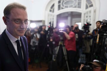Trei ore de discuții între Luca Niculescu și viitorii miniștri la Vila Lac: „Nu ne așteaptă o perioadă ușoară”. La întâlnire a participat și Eugen Tomac