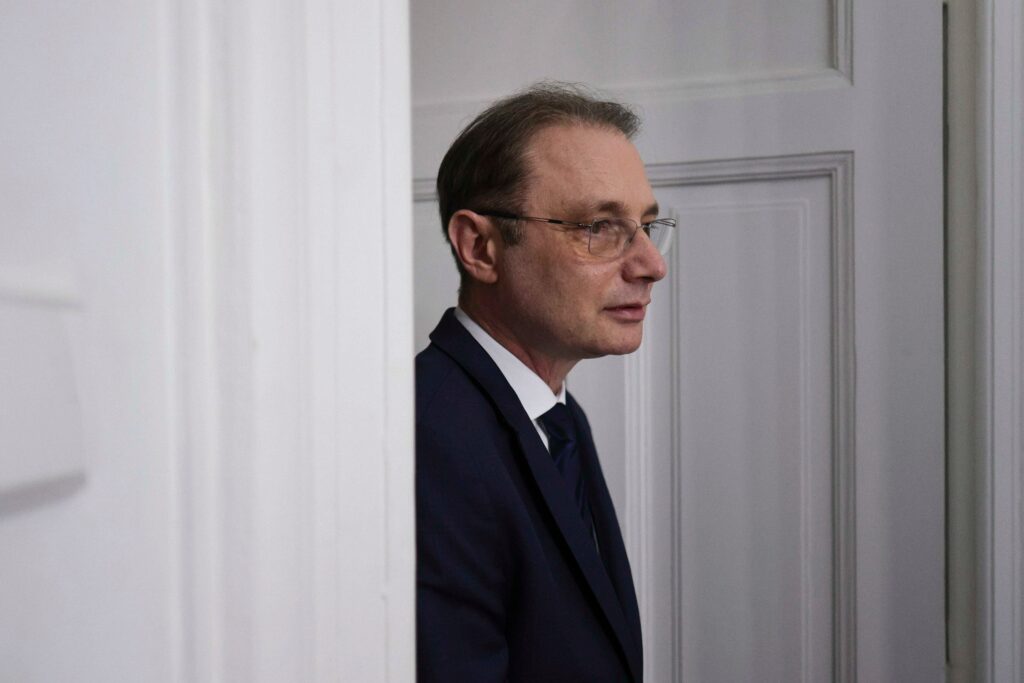 Guvernul Luca Niculescu, zi decisivă în Parlament. De ce are șanse reale de a fi învestit