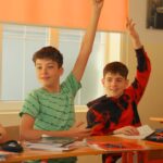 Paradoxul elevilor de nota 10: de ce rezultatele excelente nu înseamnă întotdeauna încredere în sine. Ce abilități le lipsesc copiilor