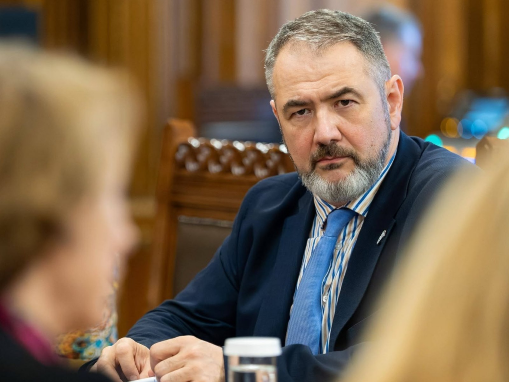 După atacul cu cuțitul de la o școală din Bistrița, ministrul Educației propune pedepse mai dure pentru violențele împotriva profesorilor