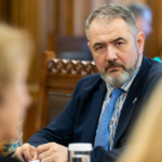 După atacul cu cuțitul de la o școală din Bistrița, ministrul Educației propune pedepse mai dure pentru violențele împotriva profesorilor