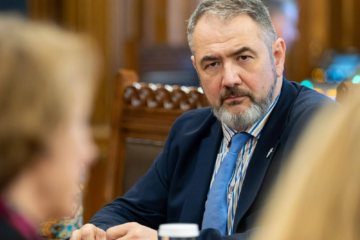 După atacul cu cuțitul de la o școală din Bistrița, ministrul Educației propune pedepse mai dure pentru violențele împotriva profesorilor
