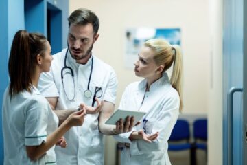„De ce mai plătim CASS dacă tot mergem la privat?” Revolta multor români față de sistemul de sănătate