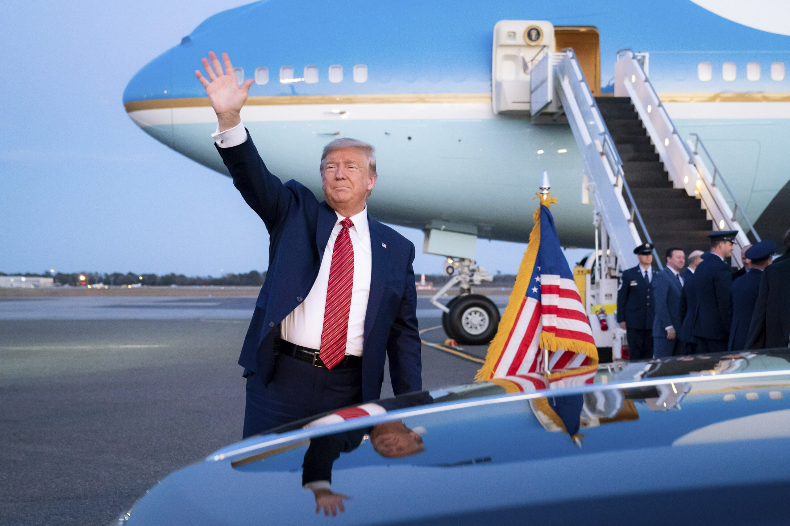 Reclamele care-l laudă pe Trump au costat milioane de dolari din banii contribuabililor. Președintele SUA anunță cine va plăti de acum spoturile TV