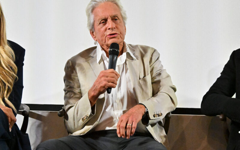 Michael Douglas recunoaște o relație secretă după ce a mințit despre ea timp de decenii