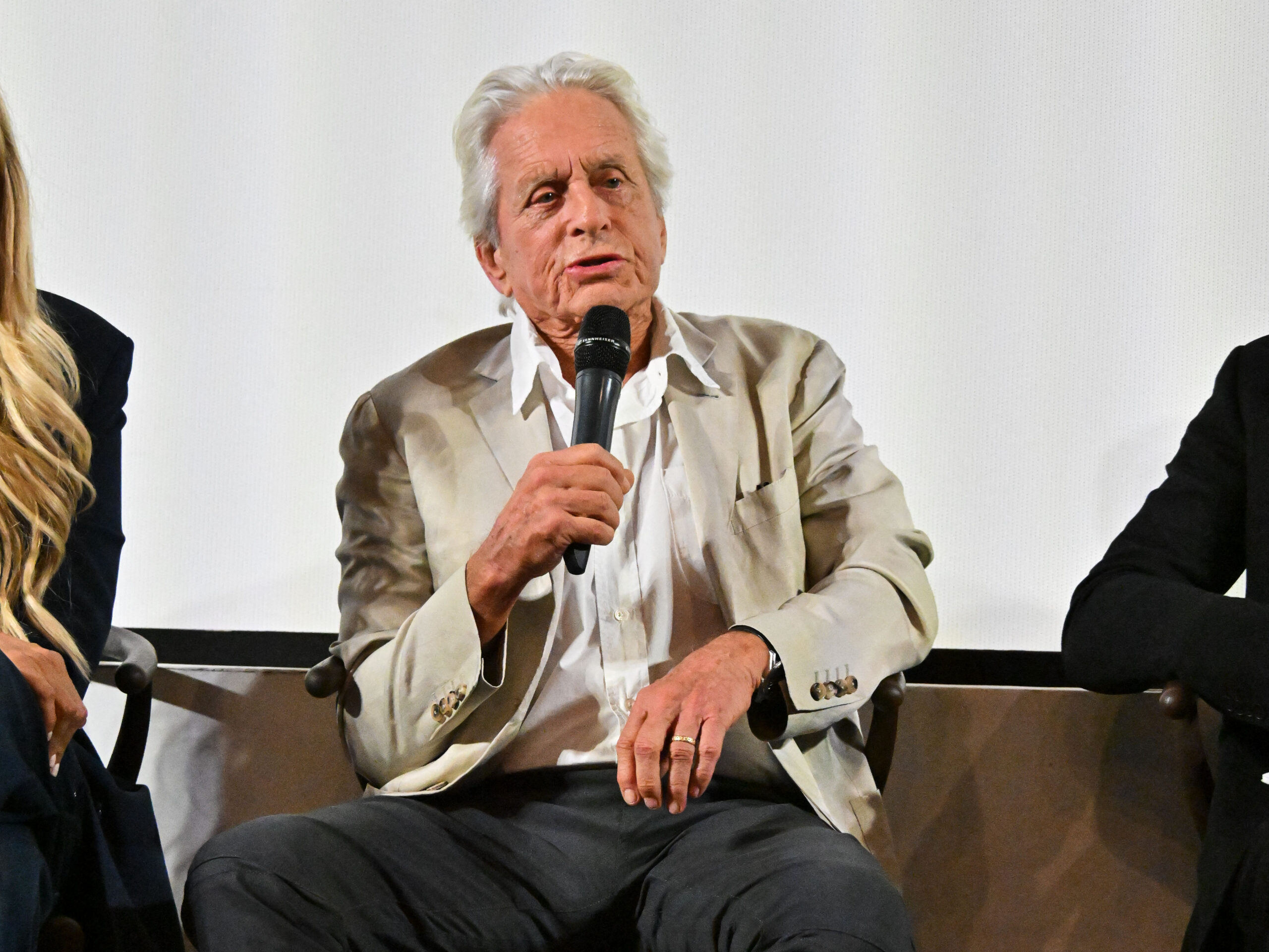 Michael Douglas recunoaște o relație secretă după ce a mințit despre ea timp de decenii