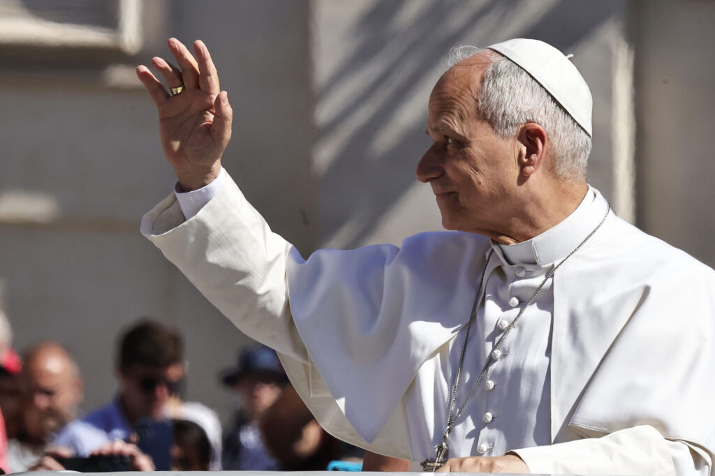 Papa Leon pune bazele viitorului conclav numindu-l pe un cardinal filipinez decan al cardinalilor