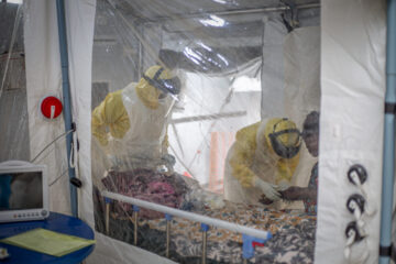 Epidemia de Ebola se extinde în Africa de Vest, după peste 4.600 de decese. Nigeria confirmă primul caz din ultimii 12 ani și monitorizează 44 de persoane