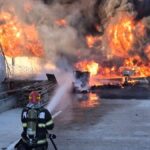 Incendiu la o hală plină de vopseluri și diluanți din Sutești, județul Vâlcea. Autoritățile au trimis mesaj RO-Alert din cauza fumului dens