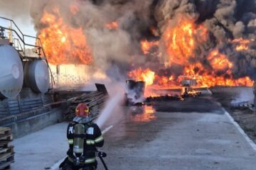Incendiu la o hală plină de vopseluri și diluanți din Sutești, județul Vâlcea. Autoritățile au trimis mesaj RO-Alert din cauza fumului dens