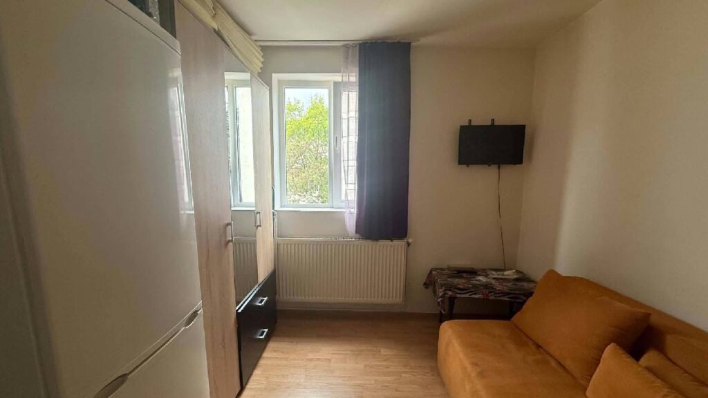 Garsonieră de 11 mp din Cluj-Napoca, scoasă la închiriere. Cum arată spațiul descris drept „cochet și utilat”