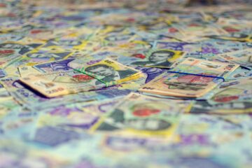 Agenția de rating Standard&Poor’s menține ratingul României pe ultima treaptă recomandată investițiilor. România evită, astfel, pentru moment retrogradarea în categoria „junk”