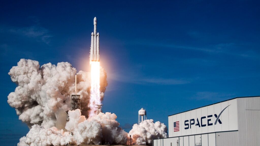 Elon Musk anunță o posibilă fuziune între Tesla și SpaceX. Cele două companii au format comitete de analiză