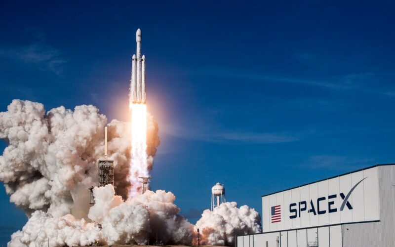 Elon Musk anunță o posibilă fuziune între Tesla și SpaceX. Cele două companii au format comitete de analiză