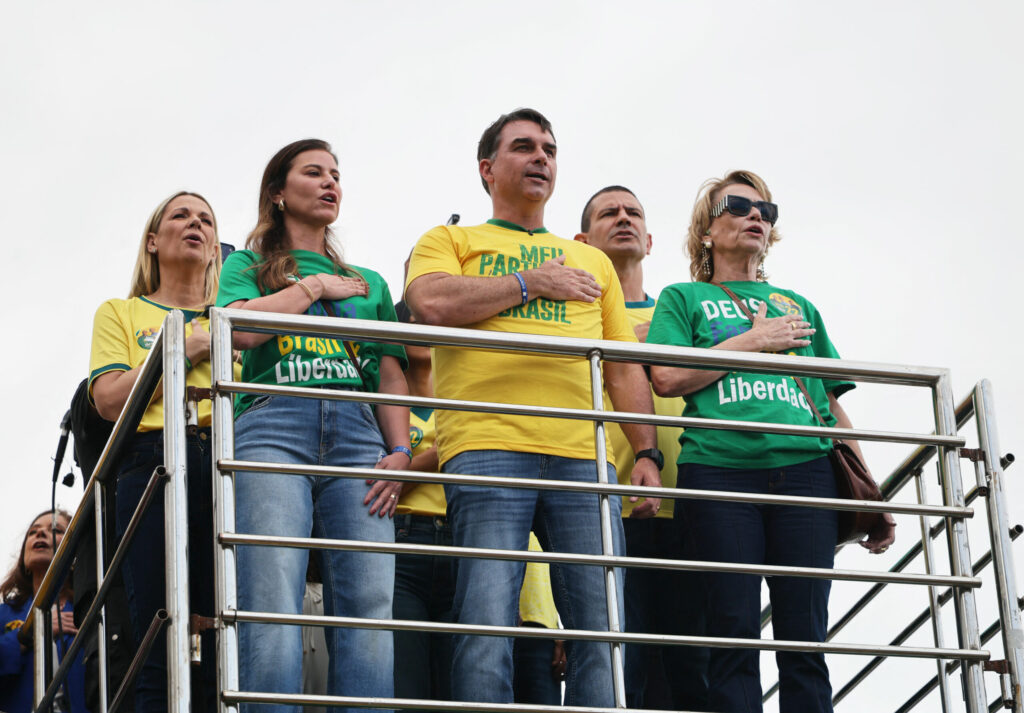 Flavio Bolsonaro, în fața lui Lula da Silva în primul tur