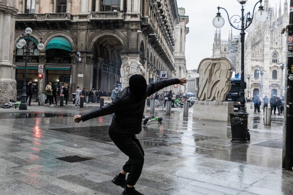 Magazinele de lux din Milano își acoperă vitrinele de teama unor noi violențe. Guvernul Meloni pregătește măsuri mai dure
