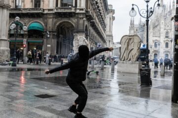 Magazinele de lux din Milano își acoperă vitrinele de teama unor noi violențe. Guvernul Meloni pregătește măsuri mai dure