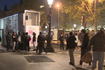 Violențe în Barcelona. 100 de persoane au fost arestate după ce protestatarii au jefuit magazine și au incendiat mobilier stradal