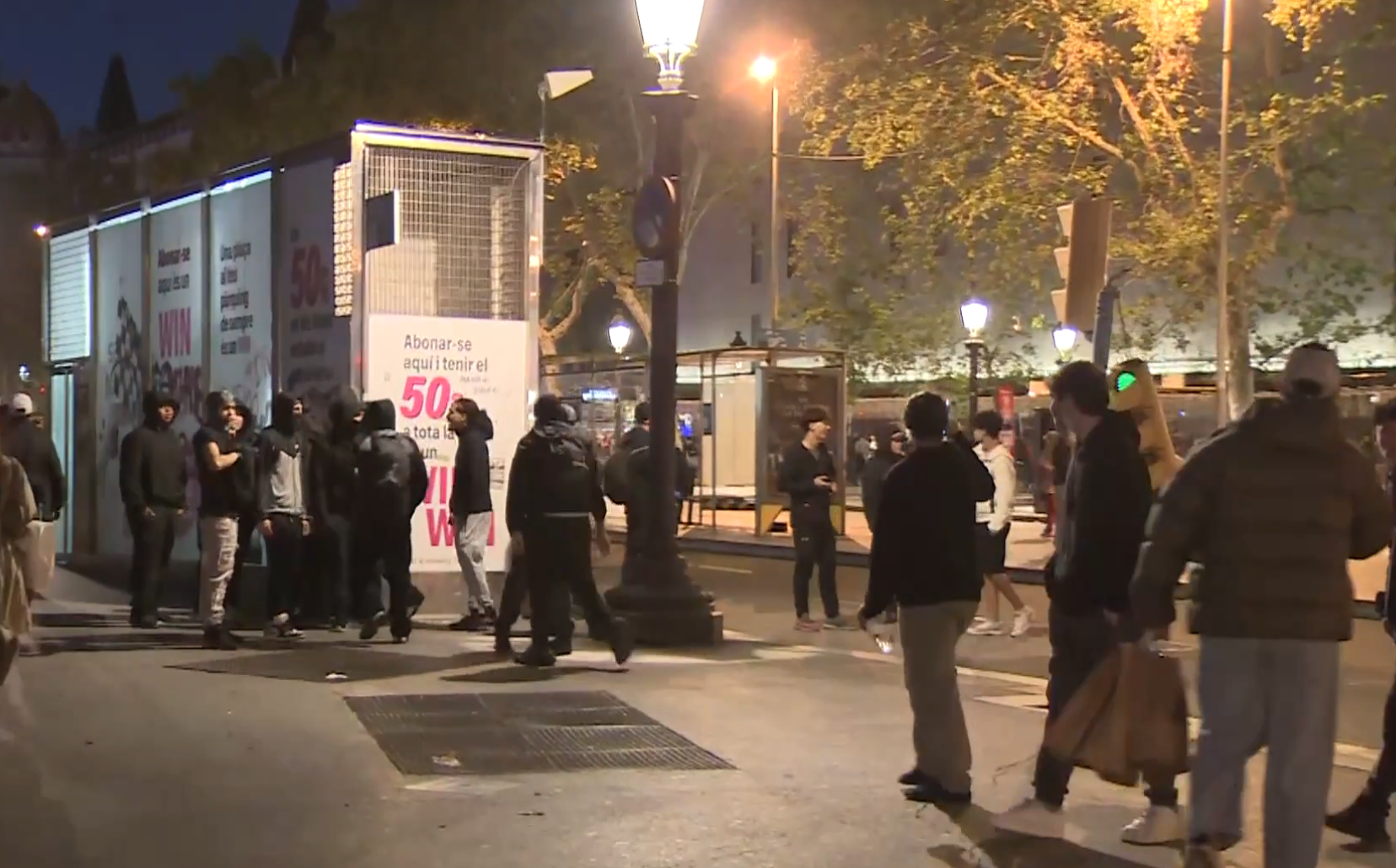 Violențe în Barcelona. 100 de persoane au fost arestate după ce protestatarii au jefuit magazine și au incendiat mobilier stradal